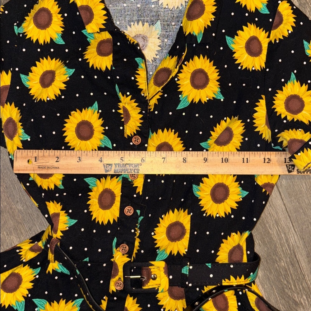 Collectif London 
Fit & Flare 
 Dress Sz US 6 
Floral Sunflower Belted Button - Picture 7 of 9